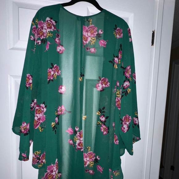 Torrid Size 1/2 Green Floral Duster – Dark Pink Flowers, Flowy & Open, 3/4 Sleev - Picture 2 of 7